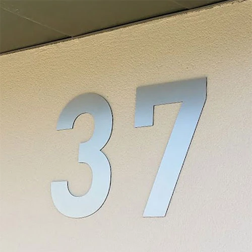 Chiffre découpé en aluminium mat.webp